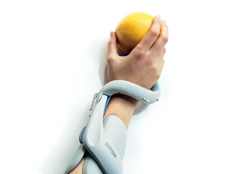 Bioness H200 håndstimulator på underarm og hånd – XNEURO i Aalborg